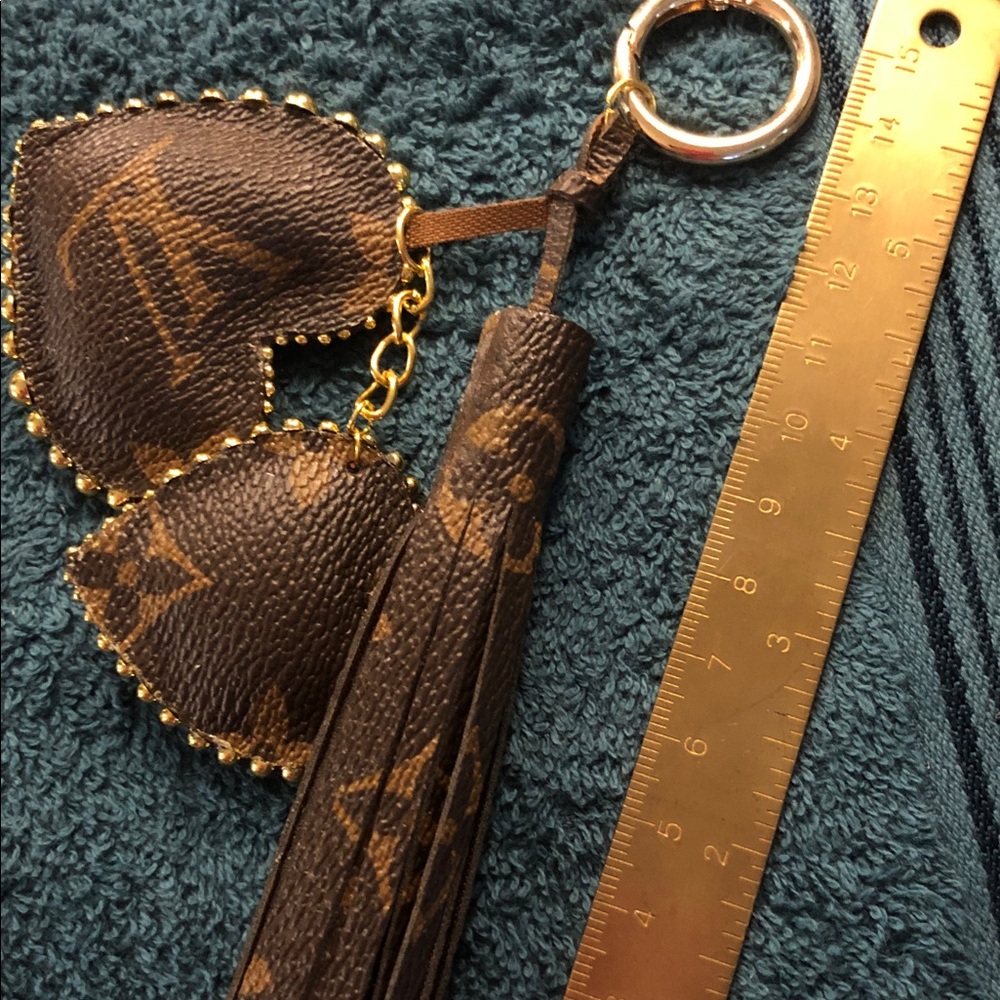 Brown Leather Tassel Keychain with heart decor - Picture 3 of 5